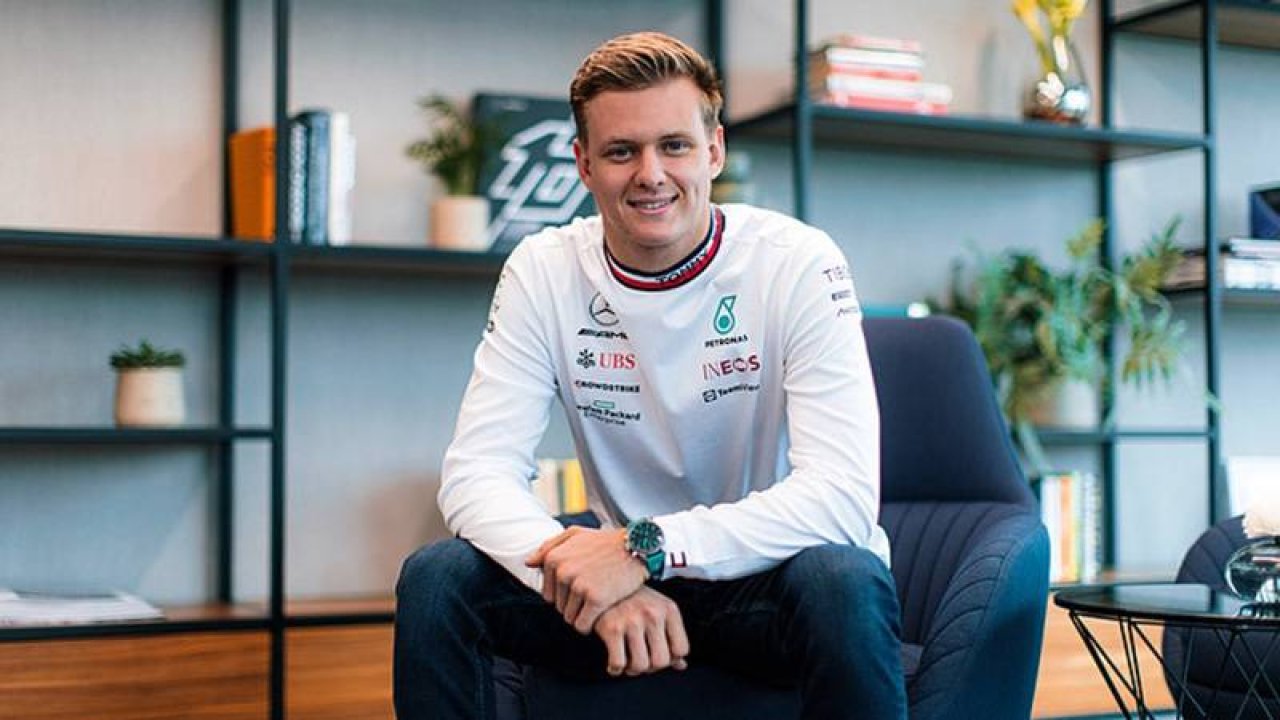 Mick Schumacher, Mercedes'le imzaladı
