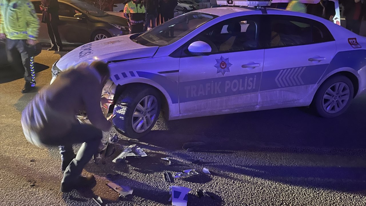Ehliyetsiz sürücü polis aracına çarptı