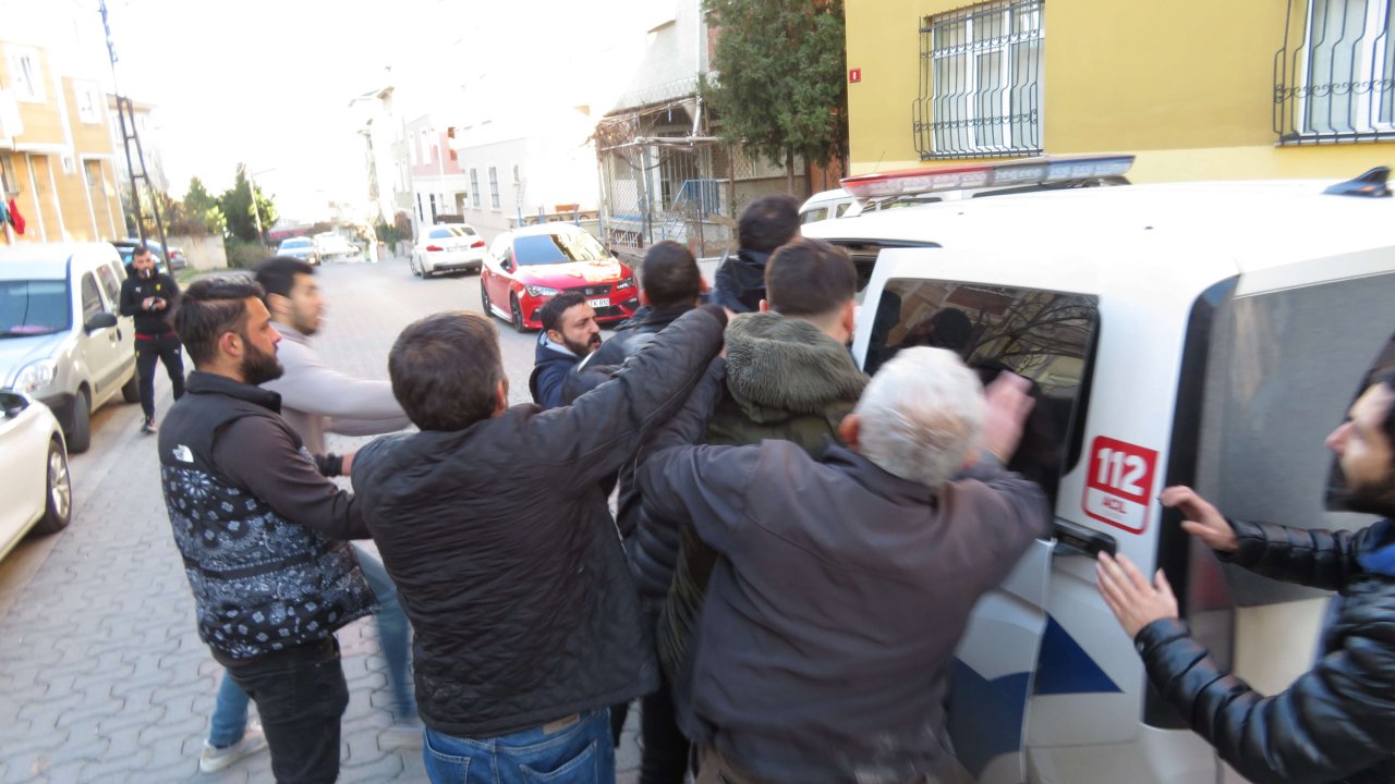Arabayla 3 kişiyi çarptı: Alkollü sürücü yaralı yakınları tarafından darbedildi