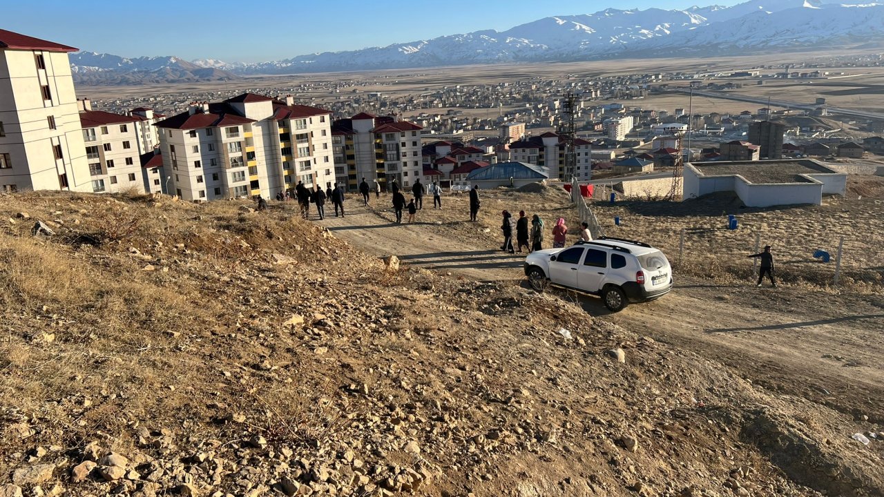 Çarşı ve mahalle bekçisi, arazide ölü bulundu