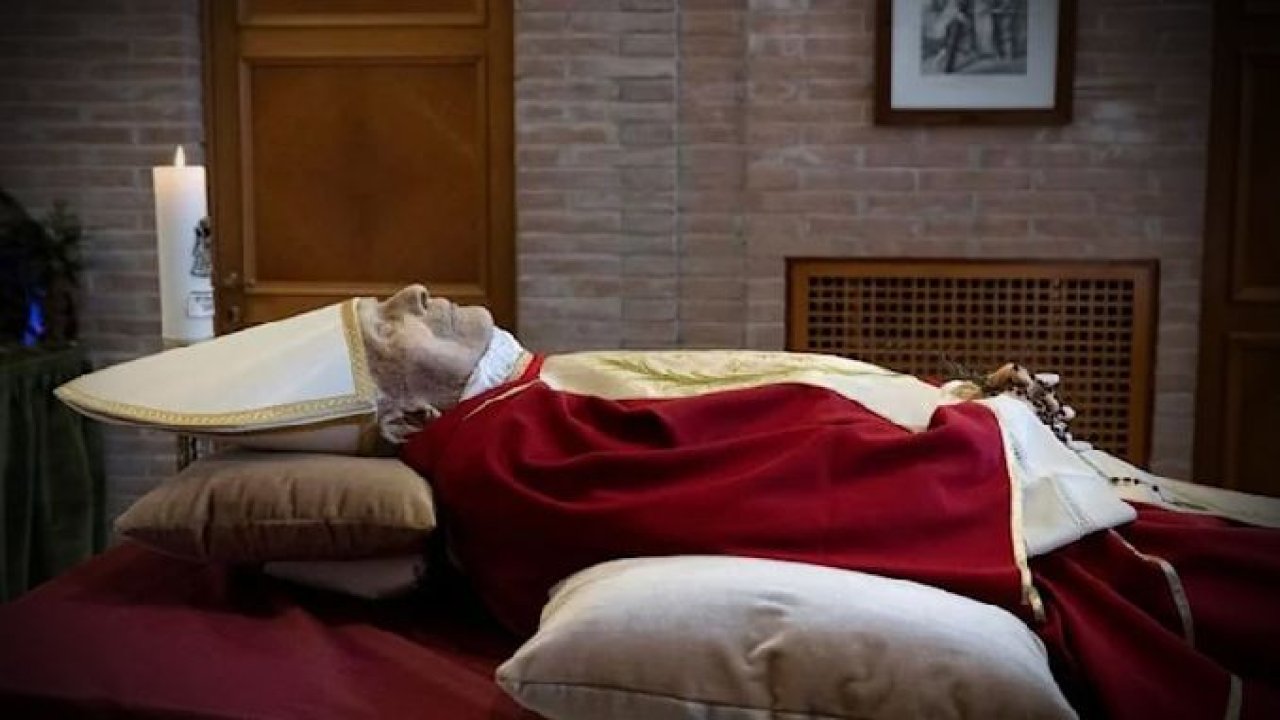 Vatikan’da bir ilk: Emekli Papa’nın cenazesini Papa yönetecek