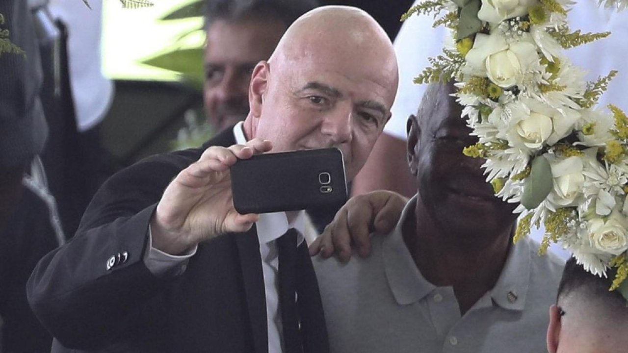 Pelé’nin açık tabutu başında selfie çeken FIFA Başkanı tepki çekti