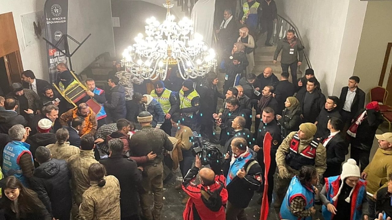 Otelin tavanı çöktü: 32 kişi yaralandı
