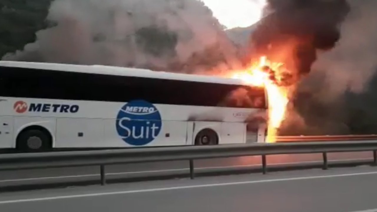 Seyir halindeki yolcu otobüsü alev alev yandı