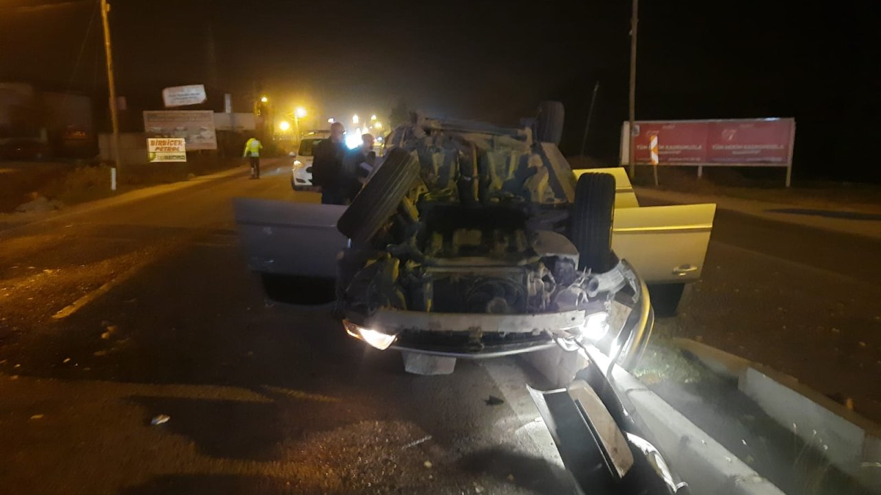 Minibüs ile çarpışan otomobil ters döndü: 13 yaralı