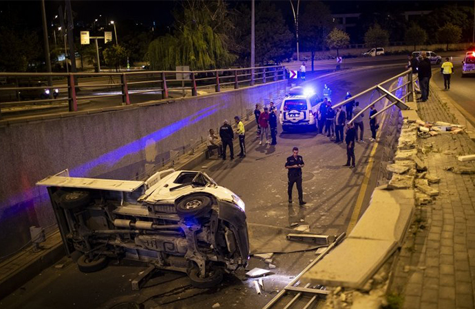 Ankara’da kamyonet köprülü kavşaktan düştü: 2 kişi yaralandı