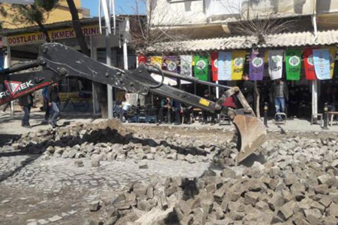 Kayyumdan HDP mitingine iş makinesi ile taciz