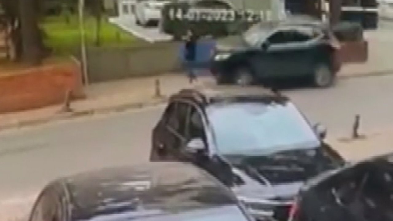 Kaldırımda yürüyen kadına otomobil çarptı