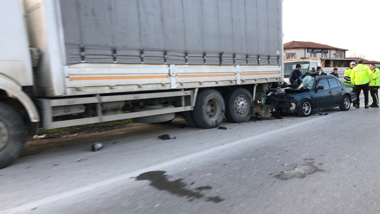 Otomobil duran kamyona çarptı: 1 kişi öldü, 1 kişi yaralandı