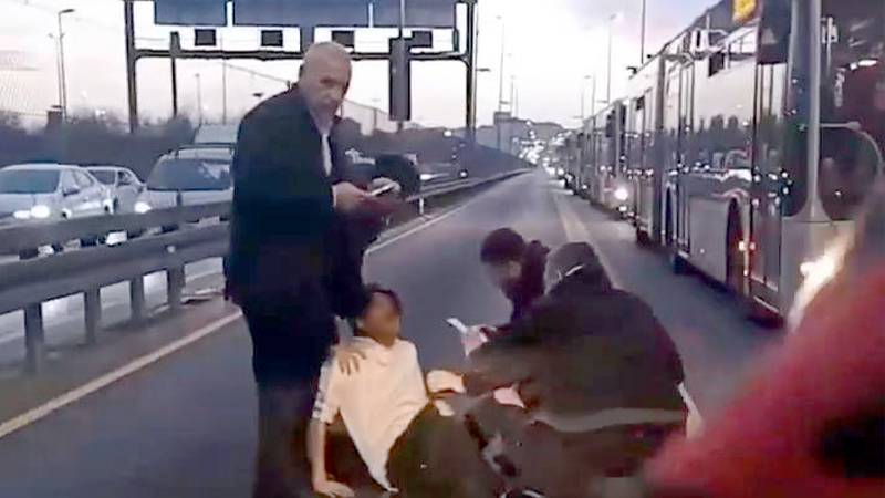 Tel örgüleri aşıp yola atladı: Metrobüs çarptı