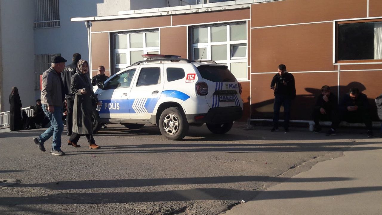 Diyarbakır’da tekmeli, yumruklu, bıçaklı kavga: 2 kişi yaralandı