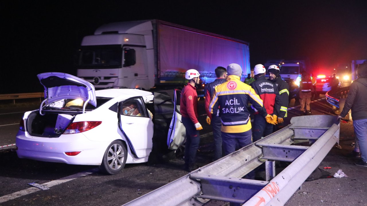 Otoyolda 'U' dönüşü yapan çekiciye otomobil çarptı: 4 kişi öldü