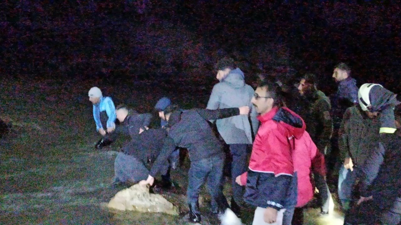 Otomobil, köprüden çaya uçtu: 2 kişi öldü, 1 kişi yaralandı