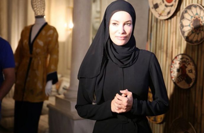 Gamze Özçelik moda dünyasına döndü