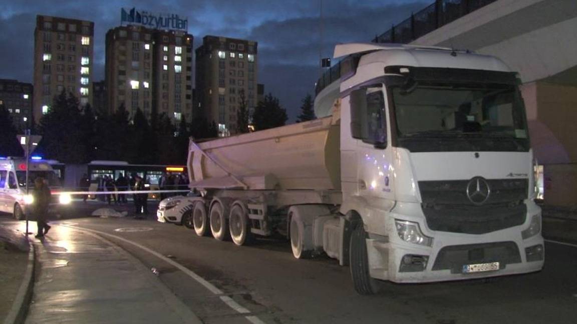 Esenyurt'ta yaya geçidinde hafriyat kamyonunun çarptığı kadın hayatını kaybetti
