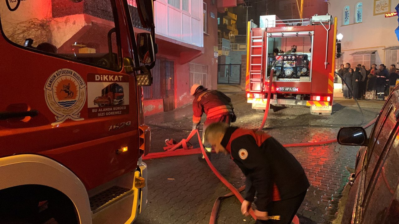 Yanan evde dumandan etkilenerek bayıldı, komşuları kurtardı