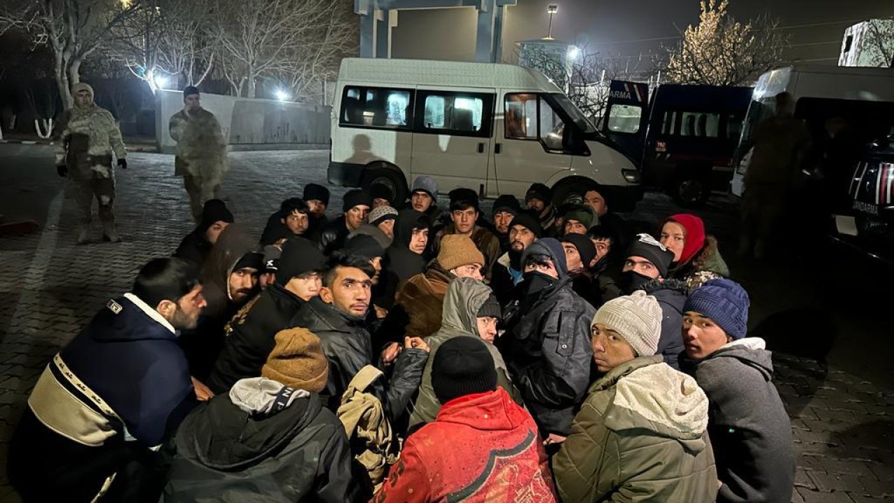 15 kişilik minibüsten 35 kaçak göçmen çıktı