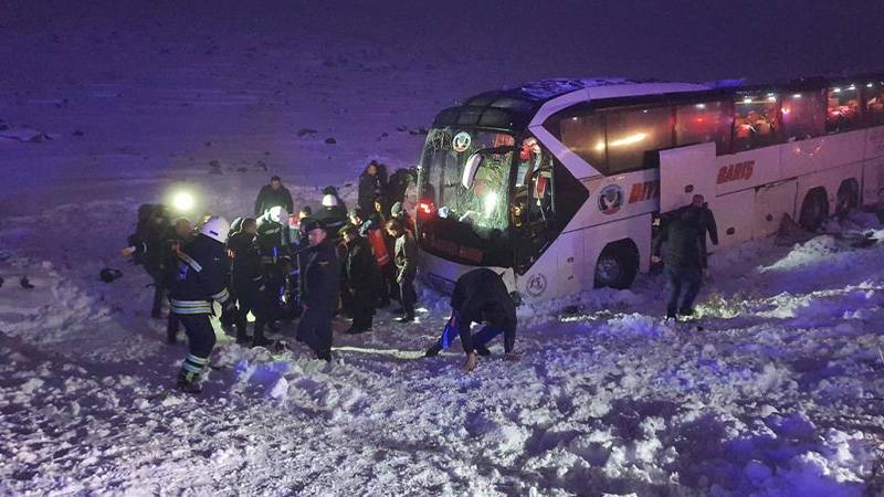 Diyarbarkır'da otobüs şarampole devrildi: 4'ü ağır 30 kişi yaralandı