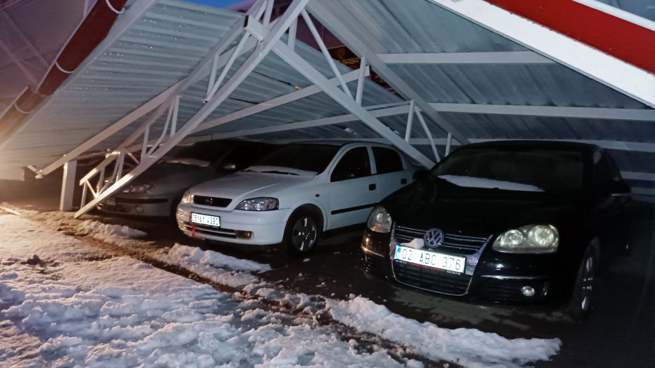 Galericiler sitesinin çatısı çöktü: 15 iş yeri ve 47 araç zarar gördü