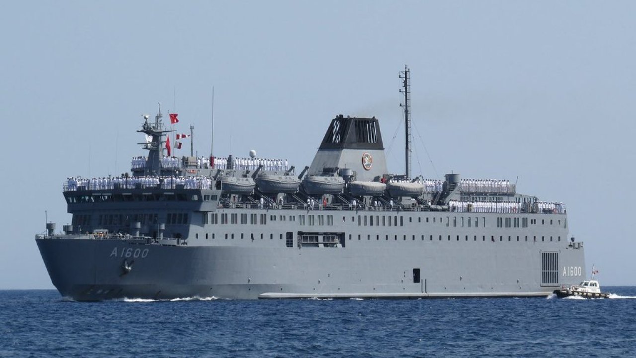 Bakan Akar: TCG İskenderun gemisi bu gece İskenderun Limanı'na yanaşarak yaralıları Mersin'e sevk edecek