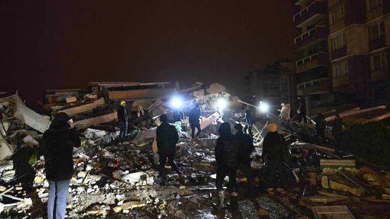 İstanbul Valisi Yerlikaya: Deprem bölgesine 41 uçak ile 6 bin 718 personel sevk edildi