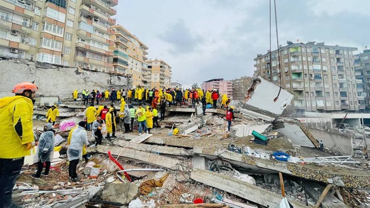 İtalya Ulusal Jeofizik Enstitüsü Başkanı: Depremler Anadolu yarımadasını 3 metre batıya kaydırdı
