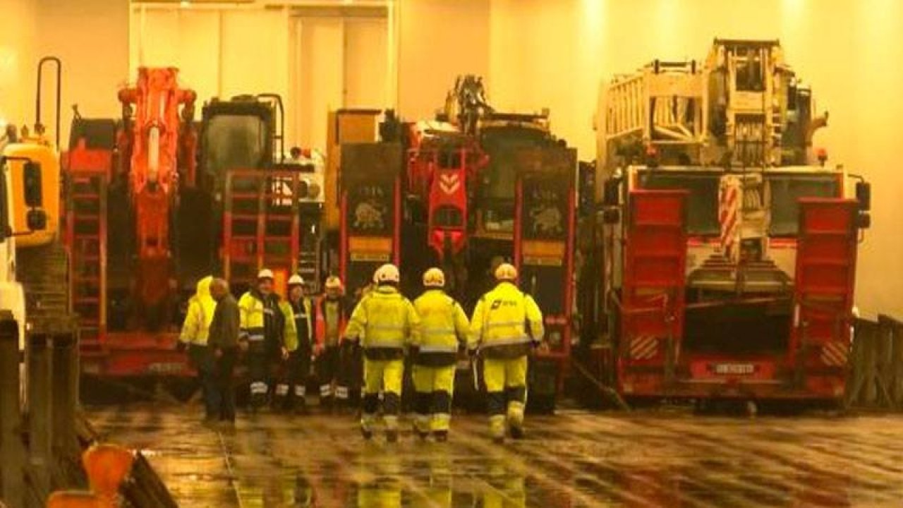 İstanbul'dan gemiyle iş makineleri deprem bölgesine gönderildi