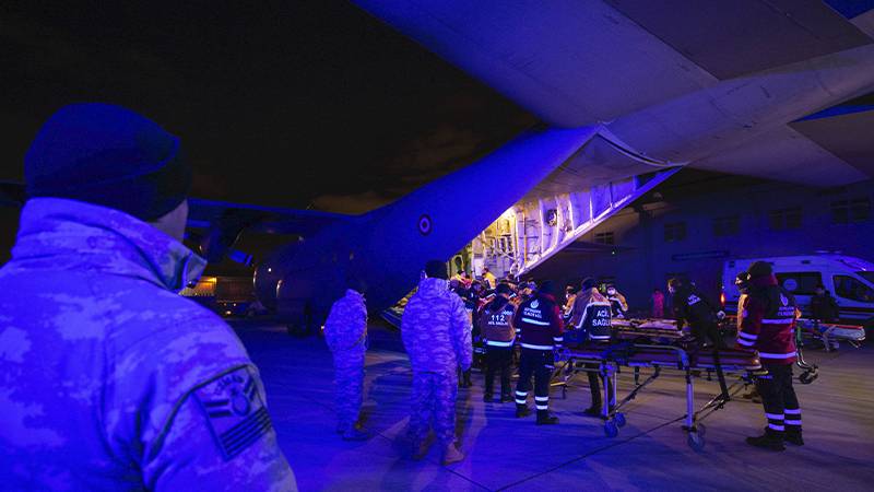 Depremde yaralanan 51 vatandaş askeri uçakla İstanbul'a getirildi