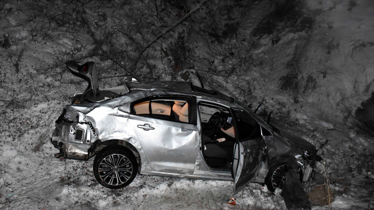 Depremzedelerin otomobili şarampole devrildi: 6 yaralı