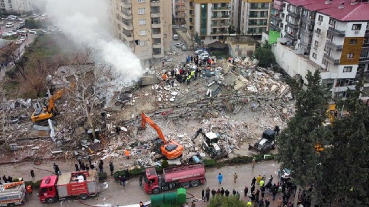 Bakanlıktan depremzede çocuklara 'koruyucu aile' olmak isteyenler için açıklama