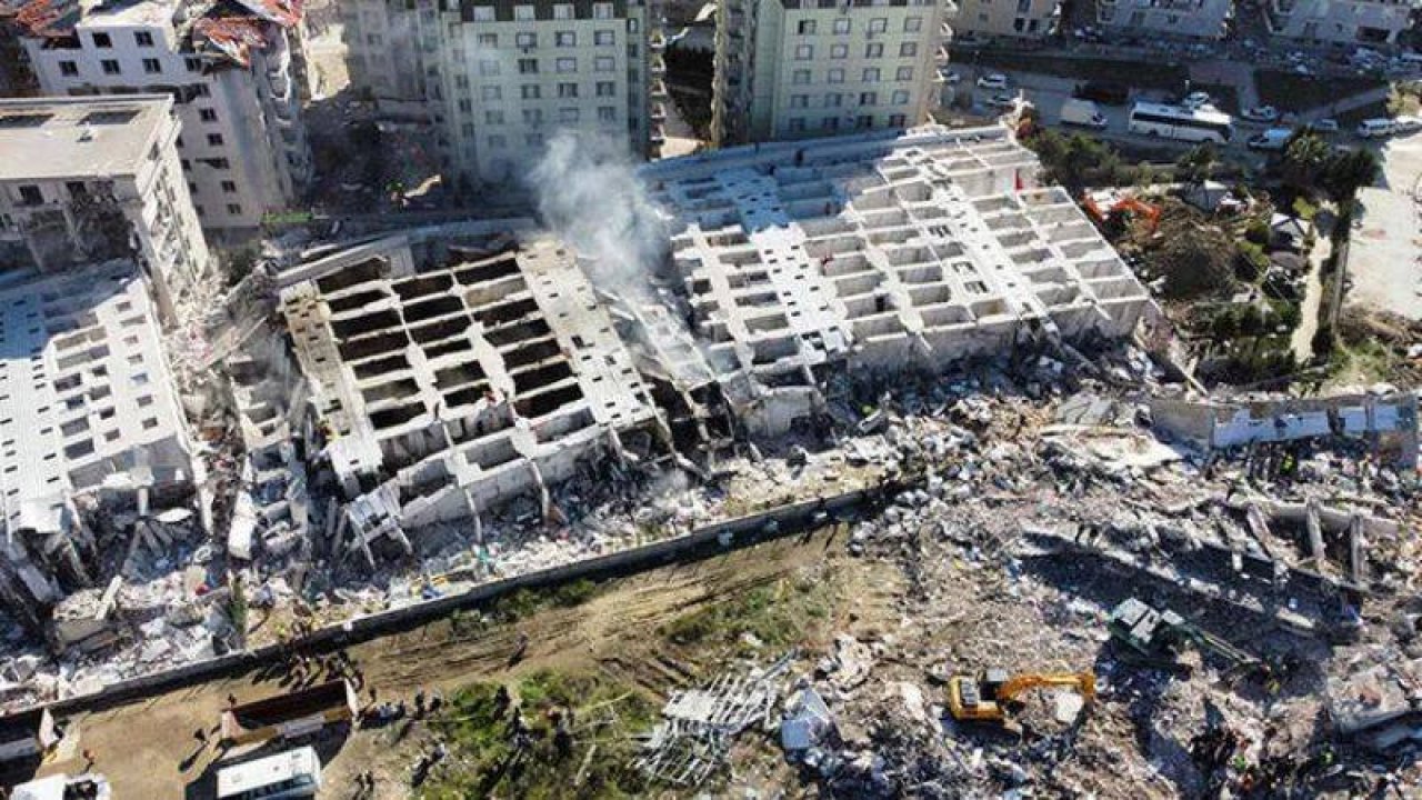 'Cennetten bir kare' diye reklamı yapılan 250 daireli rezidans depremde yıkıldı
