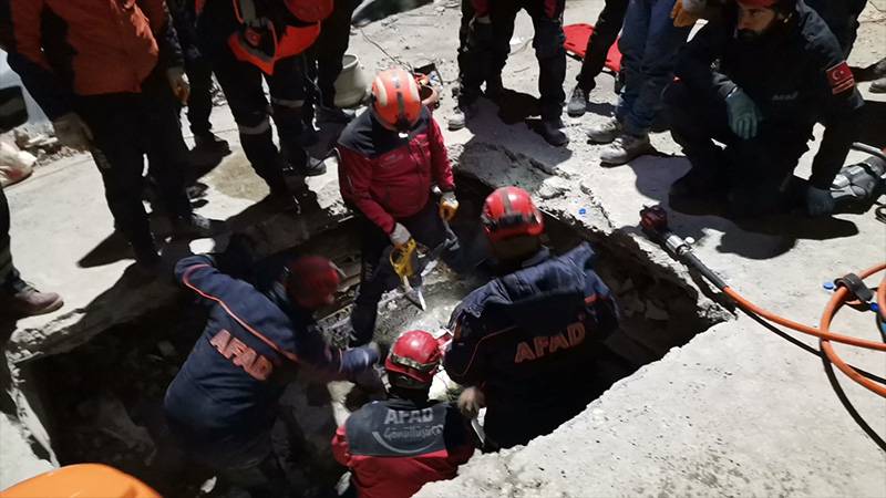 Adıyaman'da enkaz altında kalan kız kardeşler kurtarıldı: 67 saat sonra