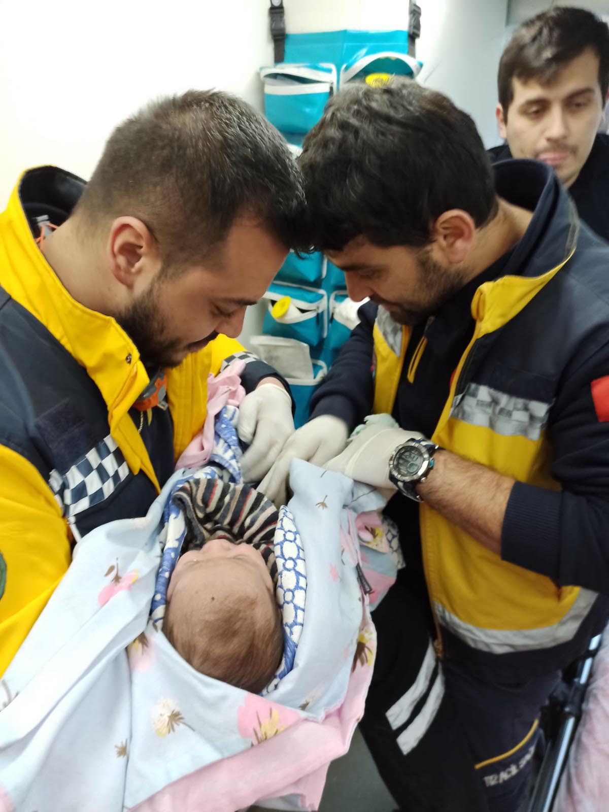 Annesinin emzirerek hayatta tuttuğu bebek, 62 saat sonra enkazdan çıkarıldı: Anne enkaz altında kurtarılmayı b