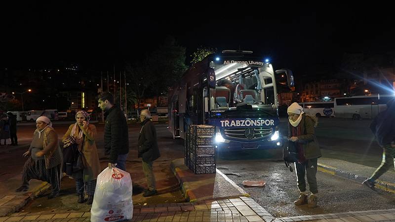 Depremzedeler, Trabzonspor otobüsüyle Trabzon’a geldi