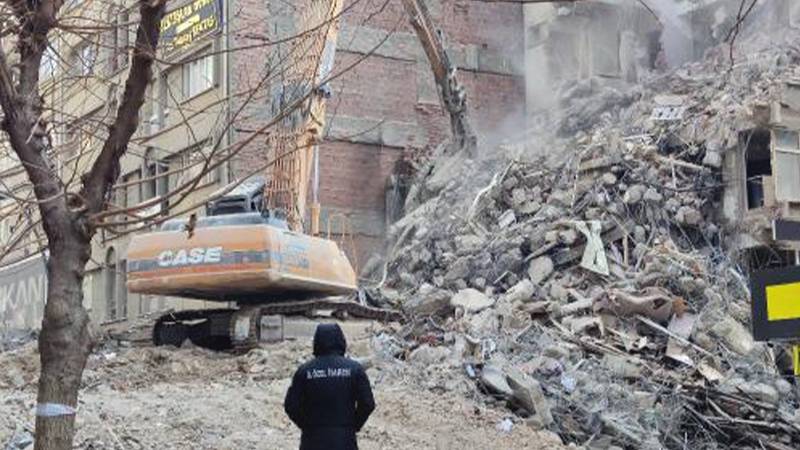 Elazığ’da depremde hasar gören binaların yıkımına başlandı