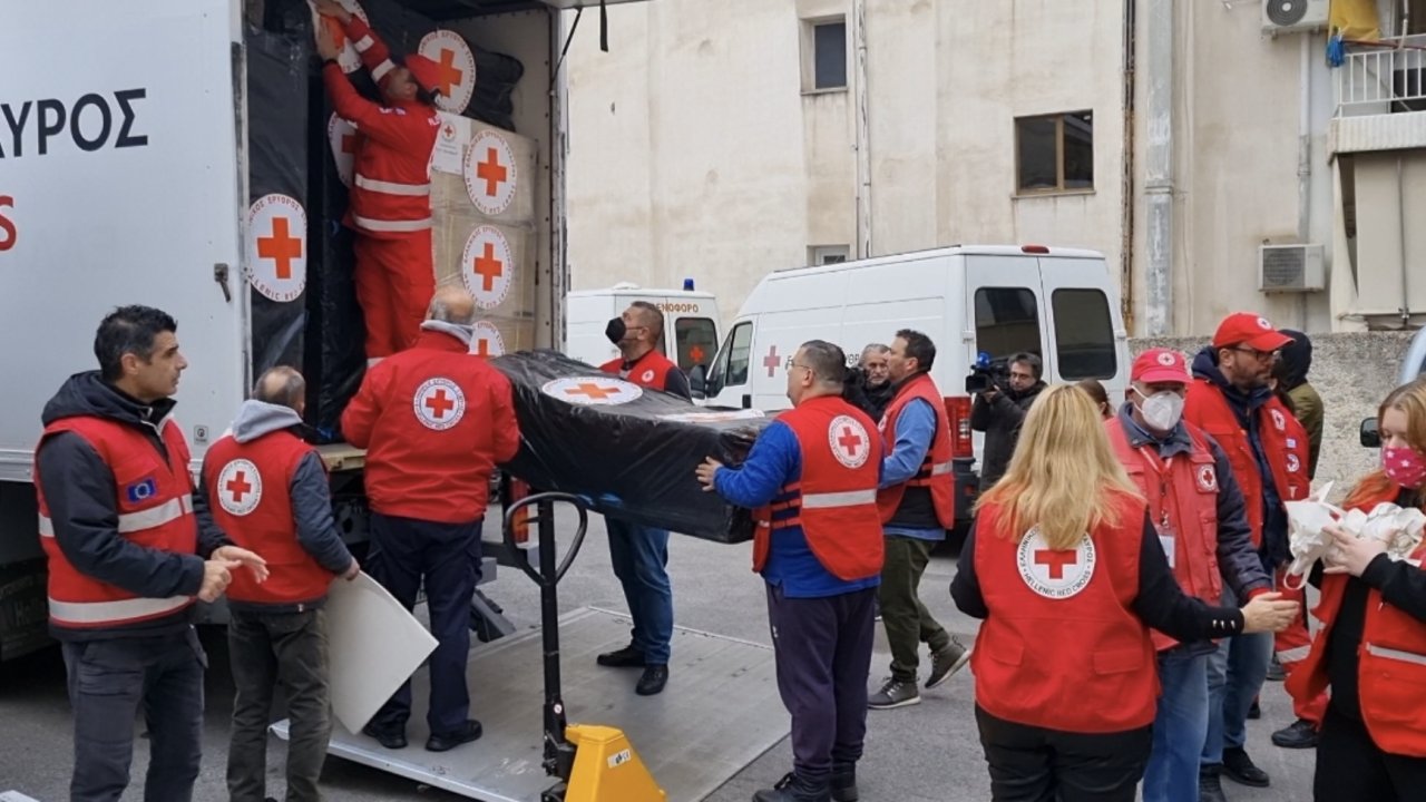 Yunanistan Kızıl Haçı, deprem bölgelerine 40 ton insani yardım gönderiyor