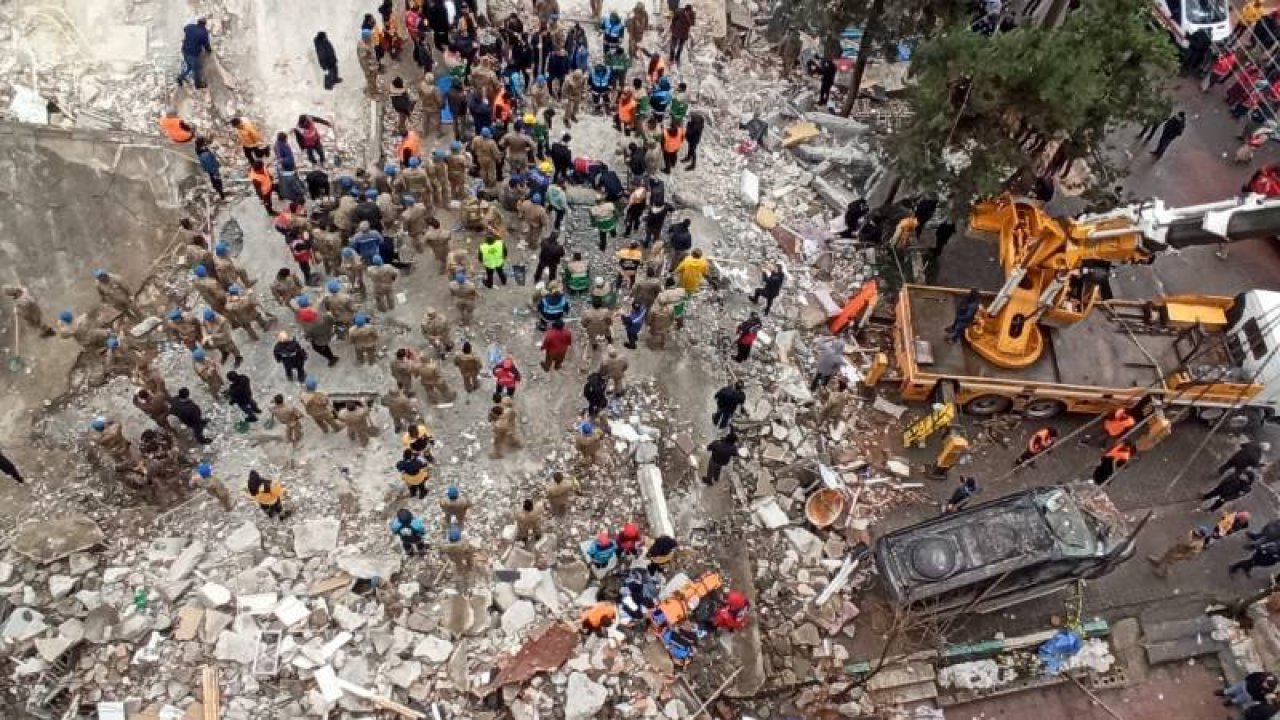 Şanlıurfa'da depremde yıkılan binalarla ilgili 8 kişi yakalandı
