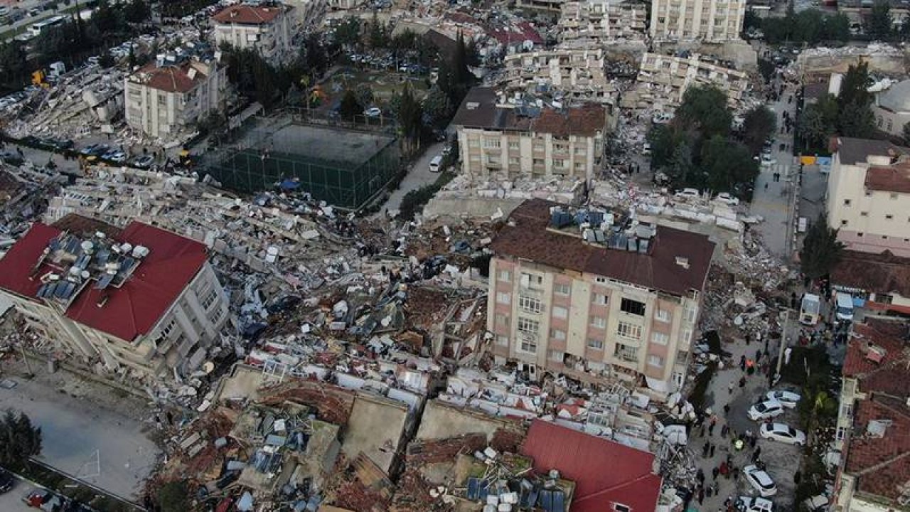 Adana'da depremde yıkılan binalarla ilgili yürütülen soruşturma kapsamında 62 kişi hakkında gözaltı kararı