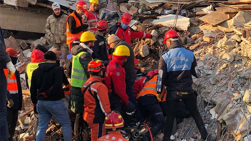 Hatay'daki kurtarma çalışmaları: Bir kişi 136 saat sonra kurtarıldı