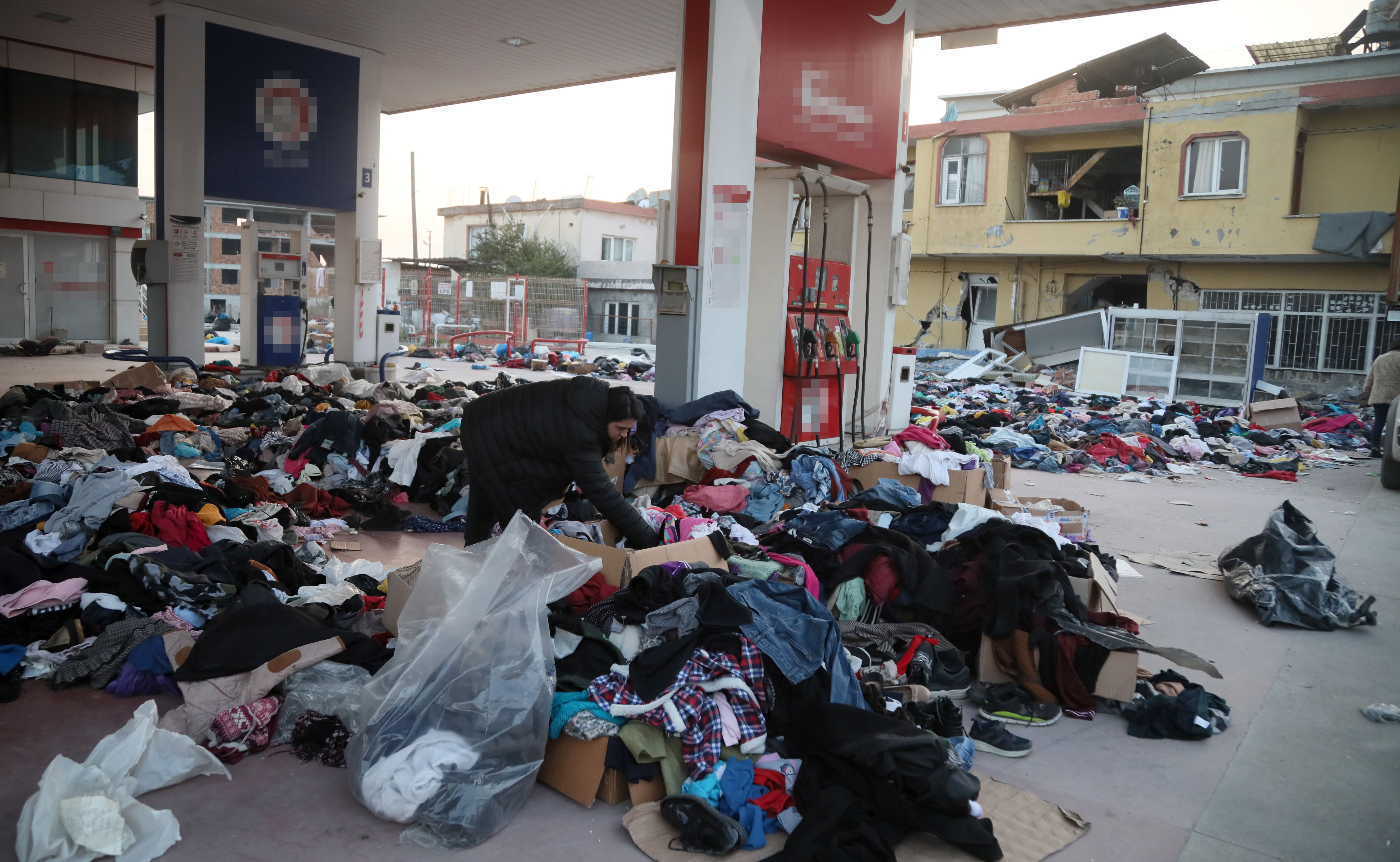 AFAD önünde sıra beklememek için yardım malzemelerini cadde ve sokaklara bıraktılar