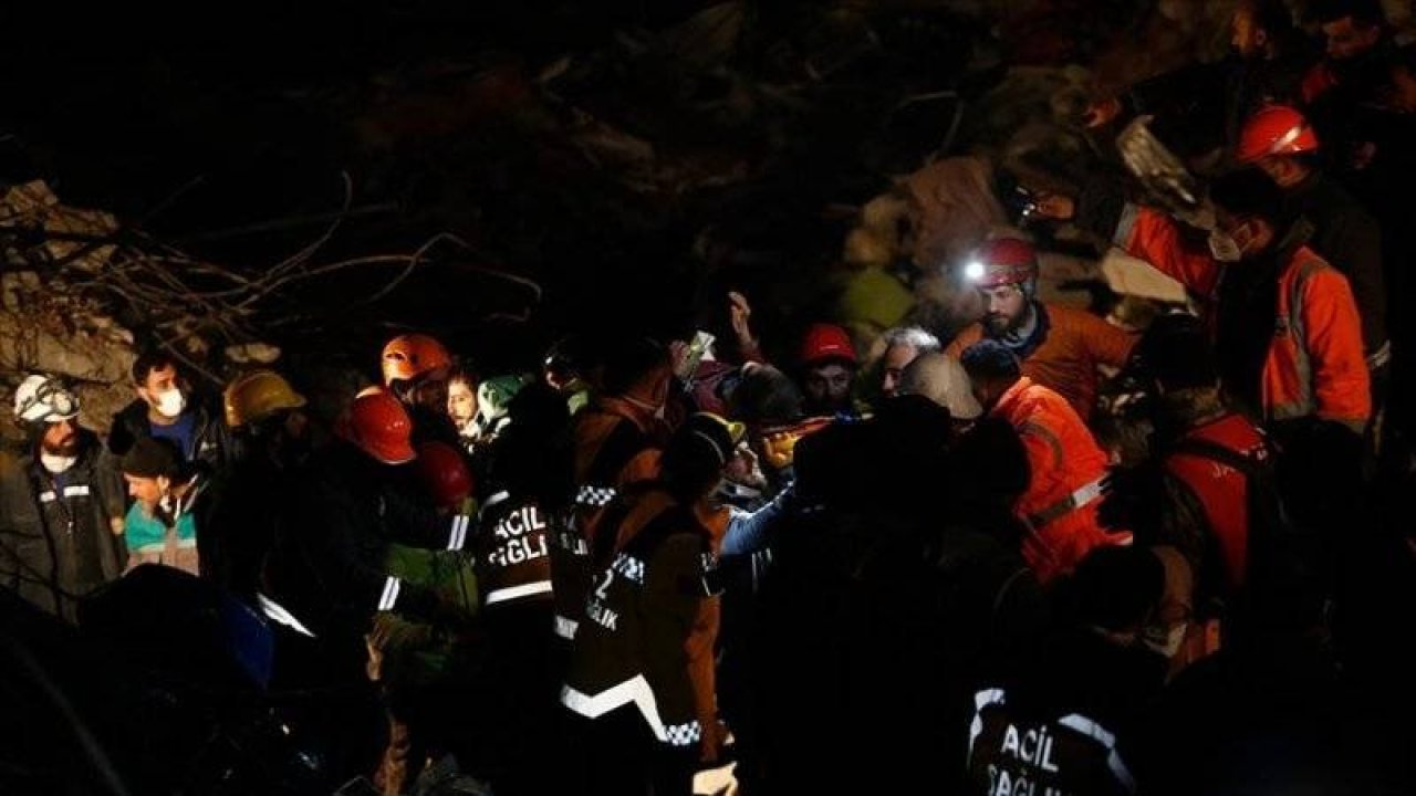 Hatay'da depremin 159. saatinde bir kadın enkazdan sağ çıkarıldı