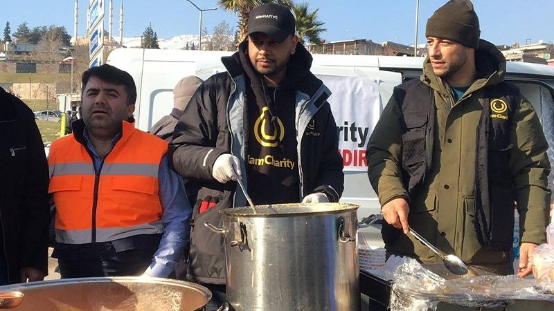 İsveçli şarkıcı Maher Zain, Kahramanmaraş'ta depremzedelere yemek dağıttı