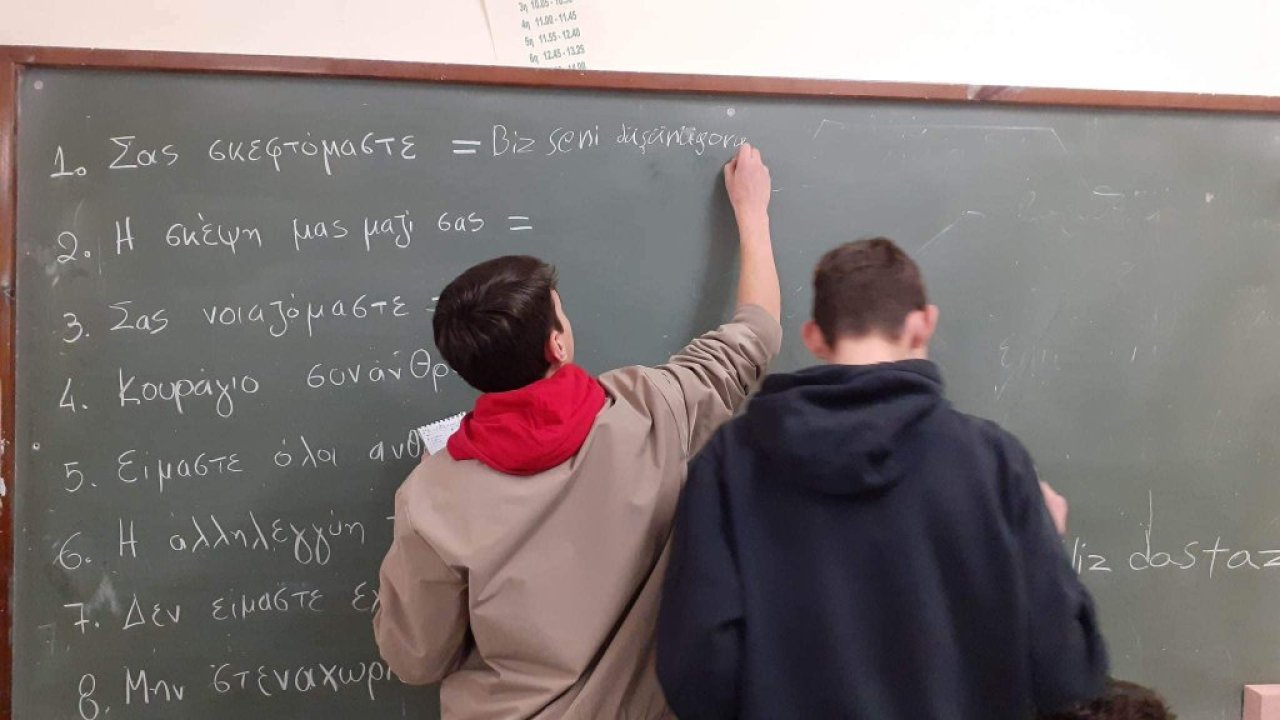 Yunanistan'ın Midilli adasındaki öğrenciler, depremzedeler için yardım topladı ve Türkiye'ye mesaj yolladı: 