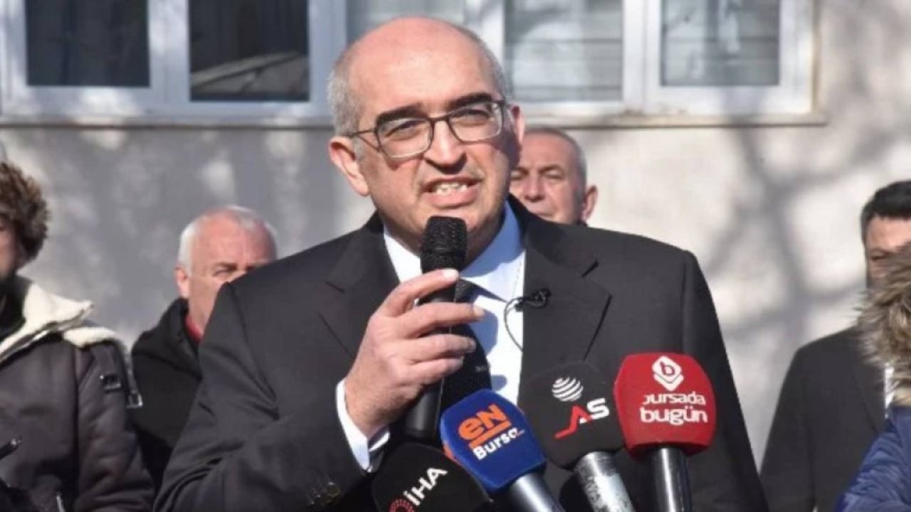Dr. Kayhan Turan, Mudanya Belediyesi önünde açlık grevine başladı: Ortopedi hastanesi açmamıza engel oluyorlar