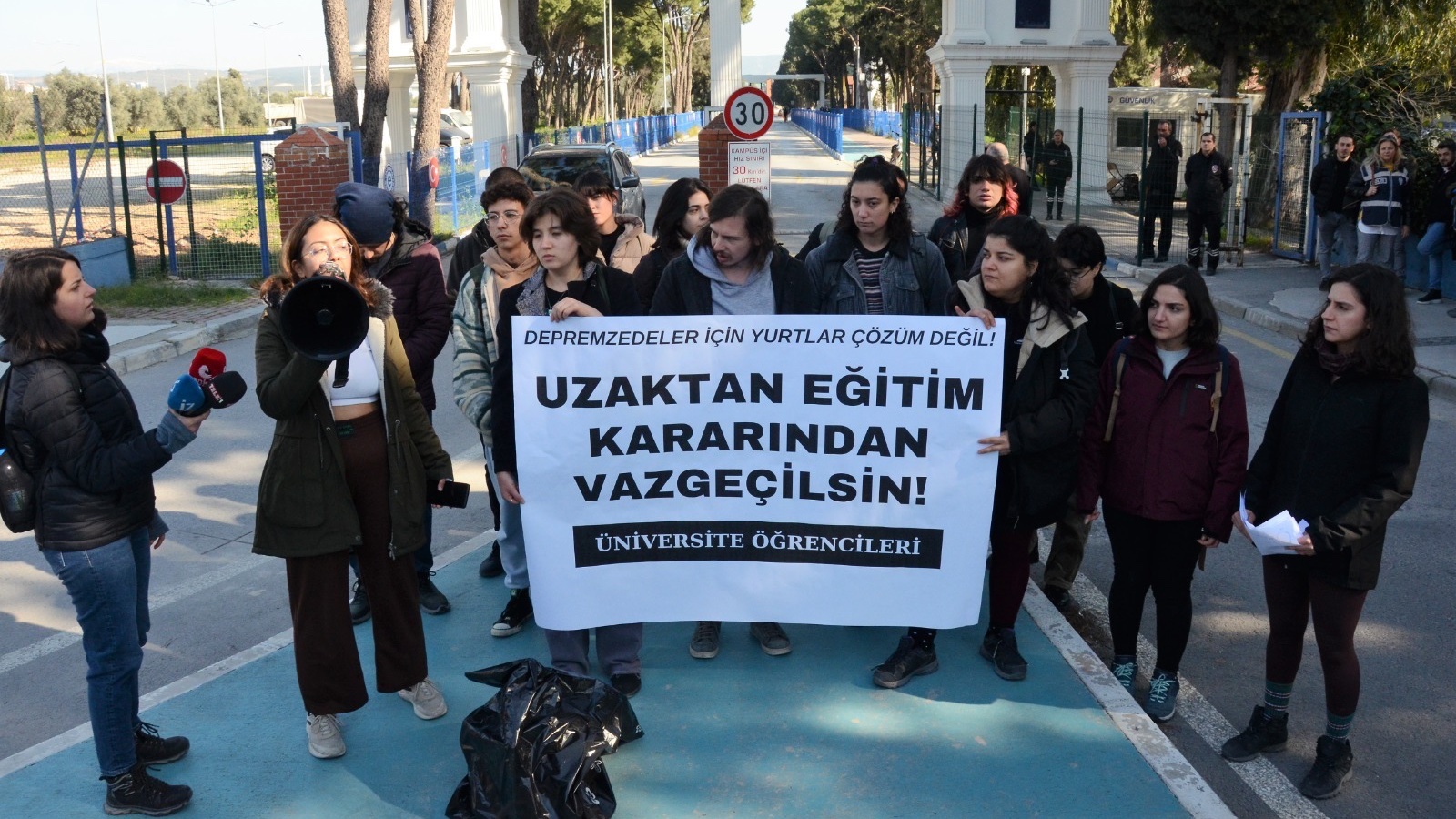 İzmir'de üniversite öğrencilerinden 'uzaktan eğitim' protestosu: