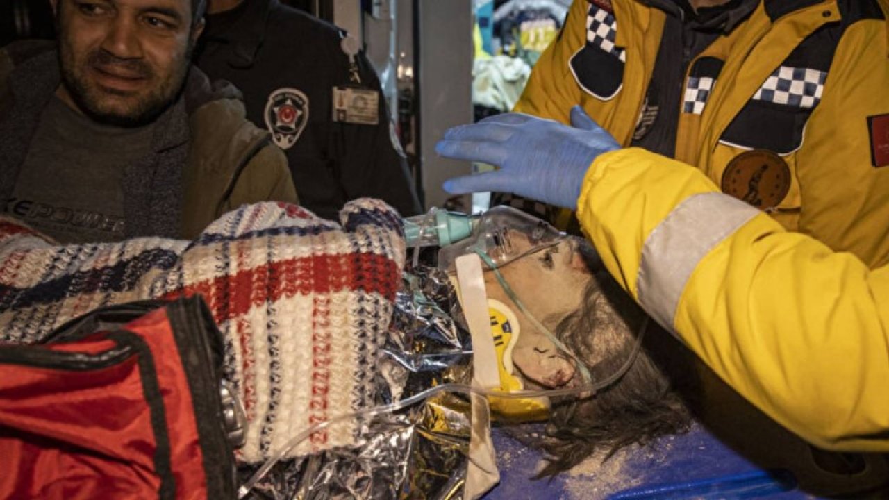 Depremin 258'inci saatinde kurtarılan kadını enkazda fark eden operatör anlattı: Bir kişinin elini kaldırdığın