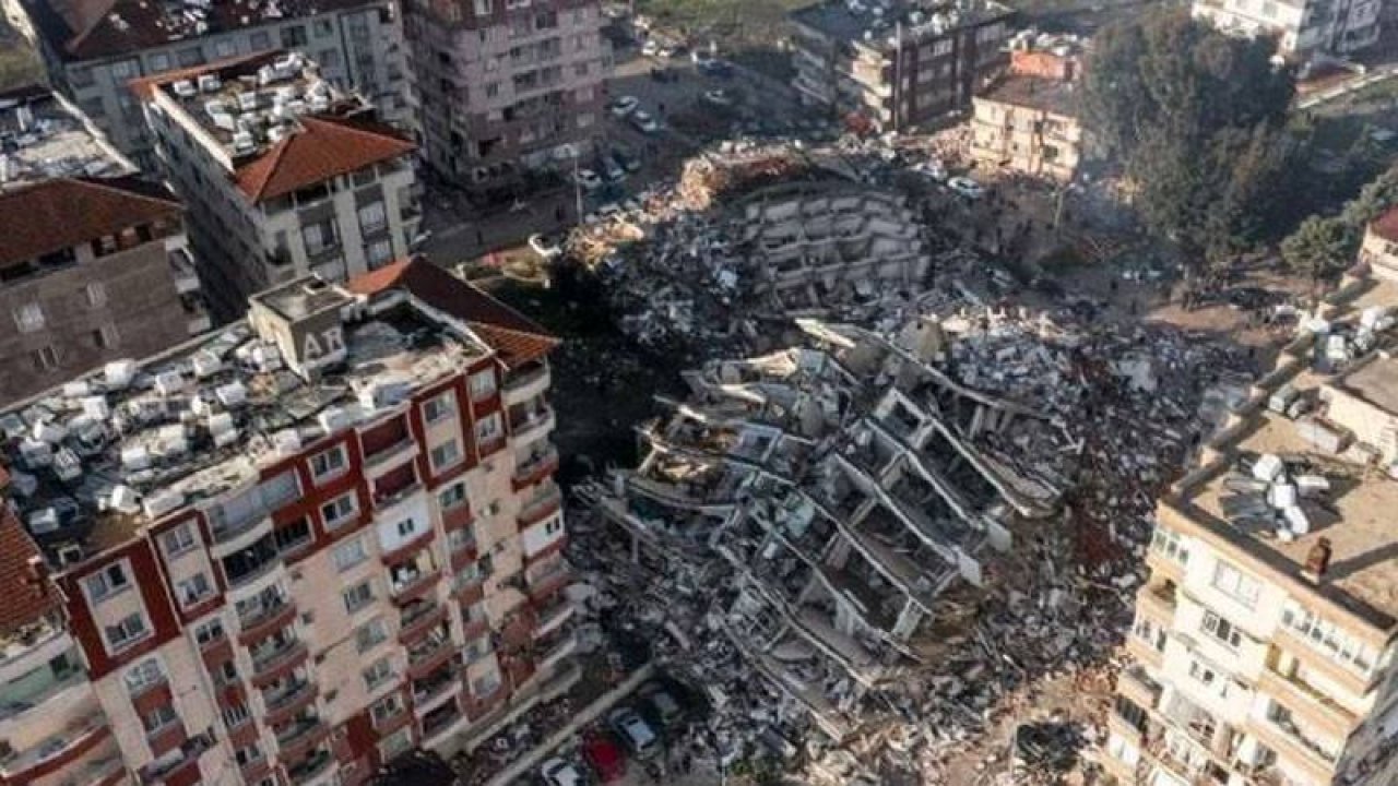 Yaptığı binalar depremde yıkılan AK Parti'li Şahin Avşaroğlu ilçe başkanlığı görevinden alındı