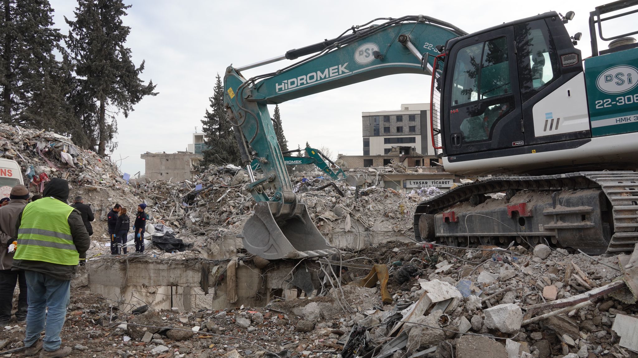 Enkaz kaldırma çalışmalarını izliyordu: Kepçe darbesiyle hayatını kaybetti