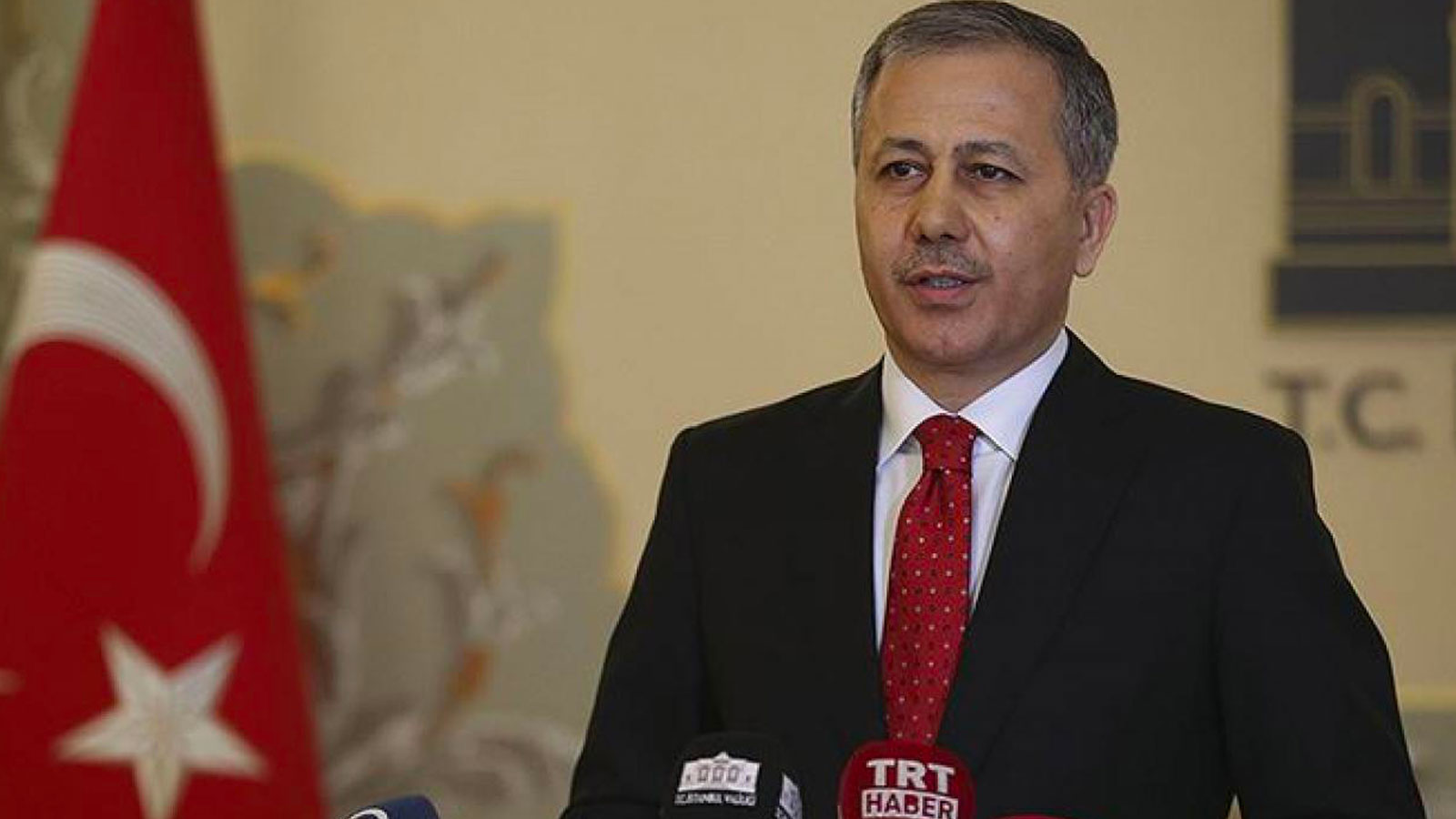 İstanbul Valisi Yerlikaya: Deprem bölgesinden gelen ve tedavi altına alınan hastalardan 8 bin 618'i taburcu ol