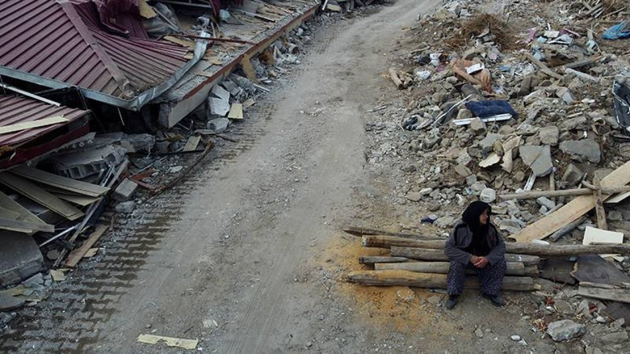 Sabah yazarı: Deprem konutlarının yapımı